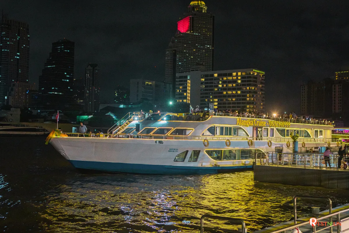 Dinner cruise on the Chao Phraya Alangka Cruise